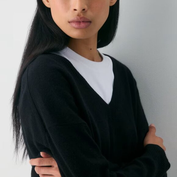 NWT Aritzia Feather Cashmere Relaxed V-neck Sweater Black S - Picture 4 of 8